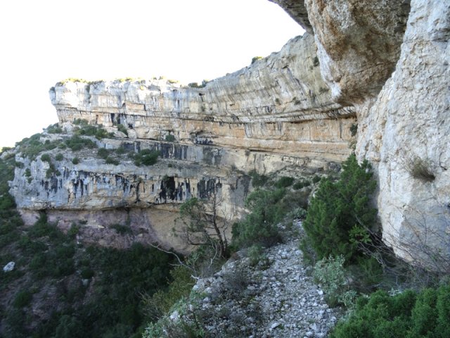 Le passage s'effectue tout au long de cette fracture naturelle horizontale