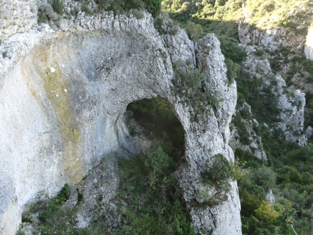 Une arche naturelle dans la falaise, à deux pas du sentier