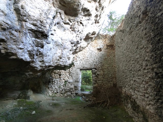 Des étables et même des habitations ont été adossées à la falaise