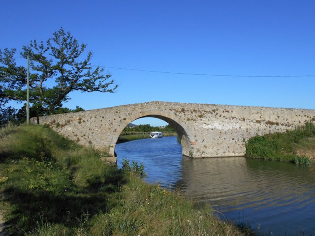 Le superbe petit pont de la D801