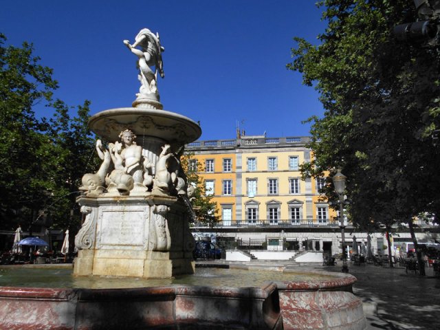 Le samedi, en plein cœur de la bastide, se tient ici le marché de la ville