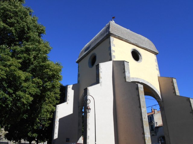 La circulation automobile est importante autour du Dôme