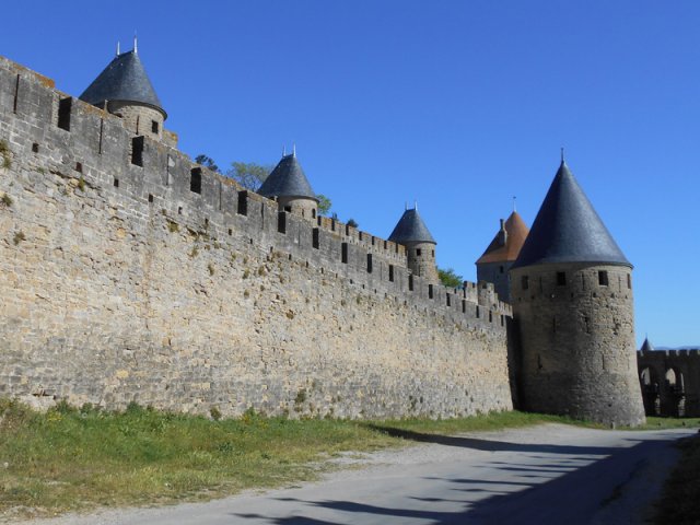 On peut passer par l'extérieur comme par la cité