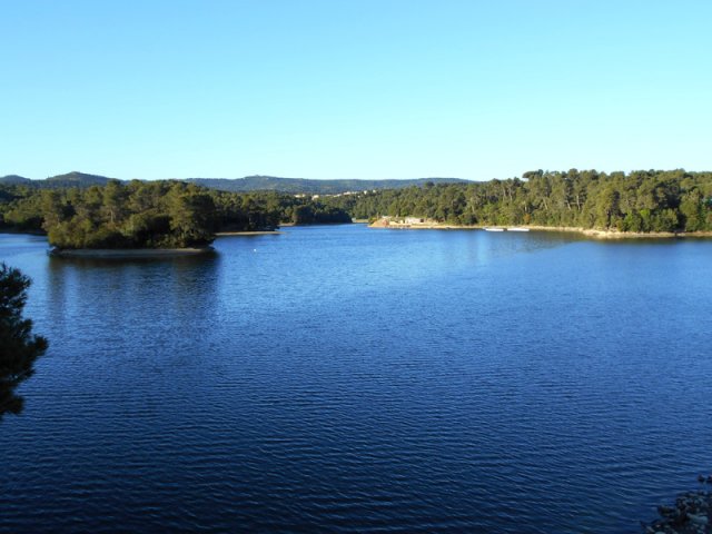 Une vue du lac depuis le haut du barrage de retenue