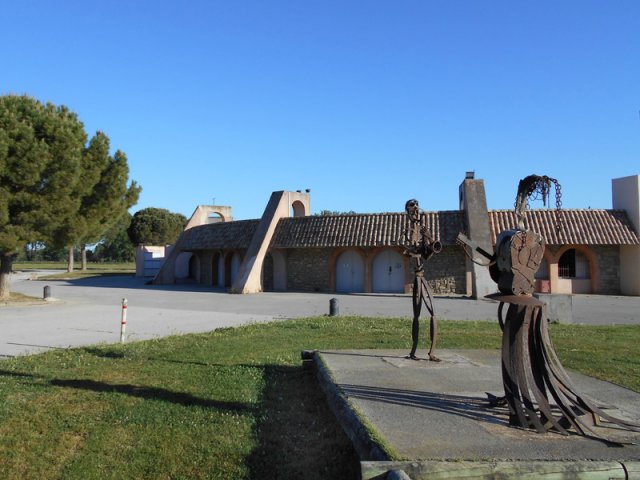 L'espace de loisirs en forme d’arène à l'entrée de Trèbes
