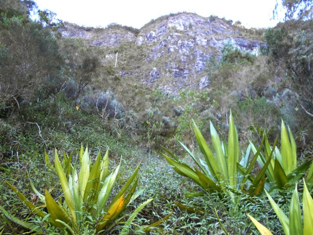 On se rapproche de la haute muraille verticale