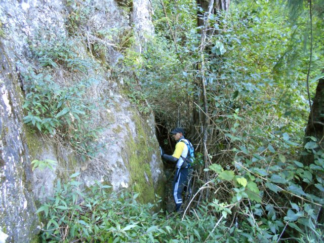 On se retrouve au pied de la haute falaise