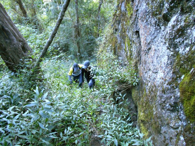 La pente se poursuit le long de la falaise