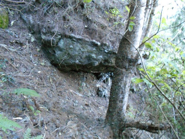 La trace plonge à ce rocher en surplomb pour un écart plat de 100 mètres