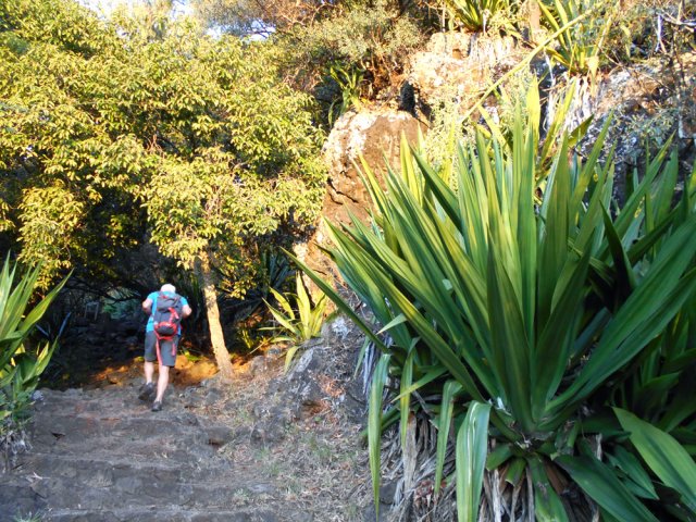 Début du sentier Mercure sur escaliers et roches