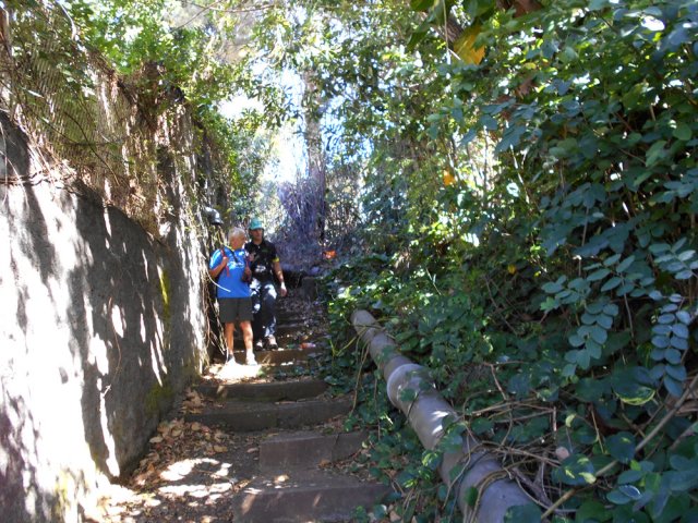 La canalisation longe une des allées étroites de raccourci