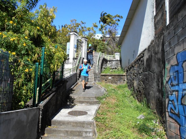 Certaines allées sont discrètes. Bien suivre la trace GPS ou étudier la carte