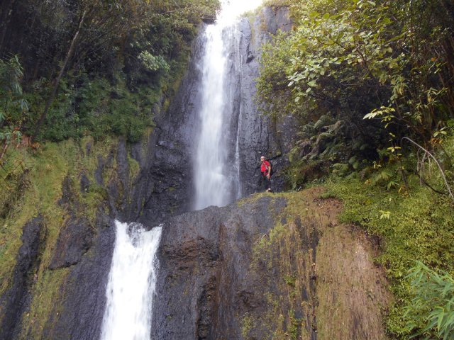 Deux cascades successives visitées par les professionnels de la descente en rappel