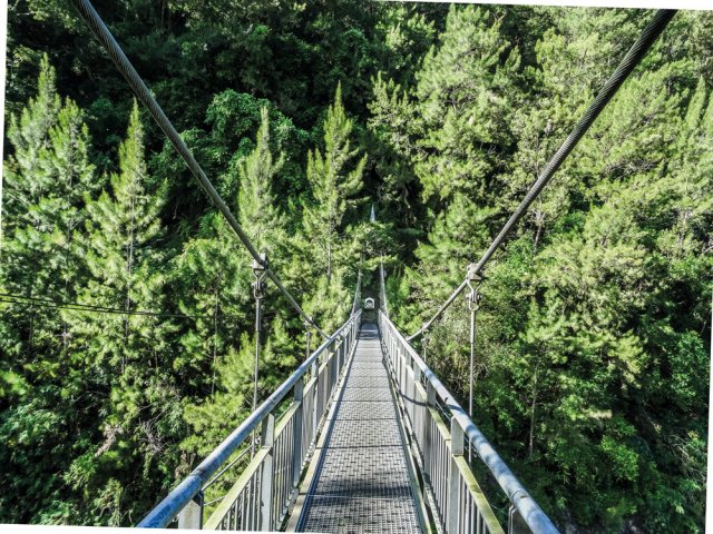 La passerelle surplombe un inquiétant et profond canyon