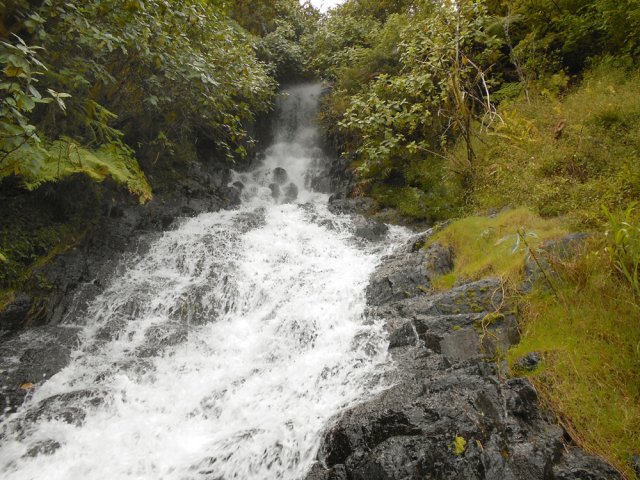 Une cascade au-dessus du point de départ officiel des canyonistes