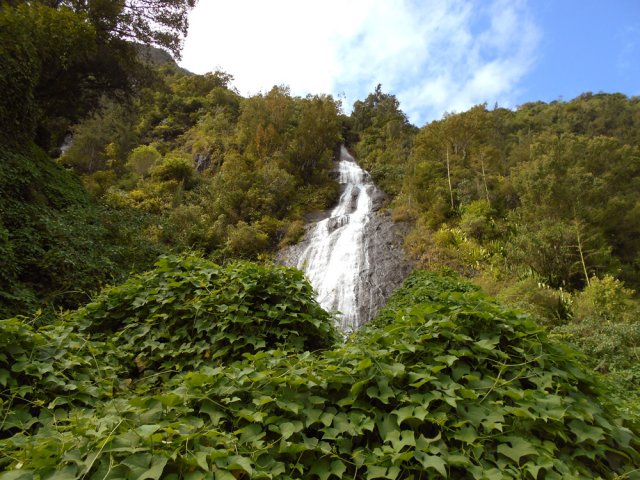 Un sentier mène au pied de l'agréable chute