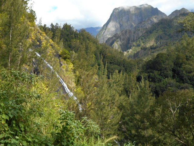On s'approche d'un autre voile avant de bifurquer sur la gauche