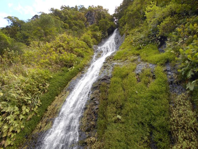 Une idée de la cascade et de la montée qui attend le randonneur