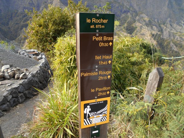 Départ facile à trouver près de l'arrêt de bus Le Rocher