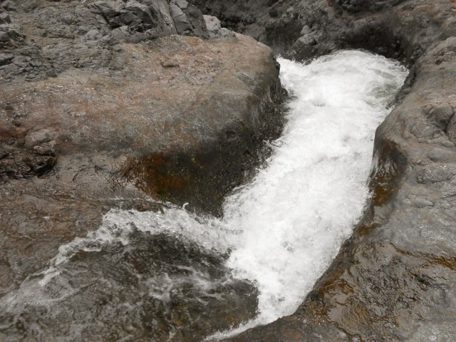 Passage du gué au plus près d'un bassin alimenté par un toboggan