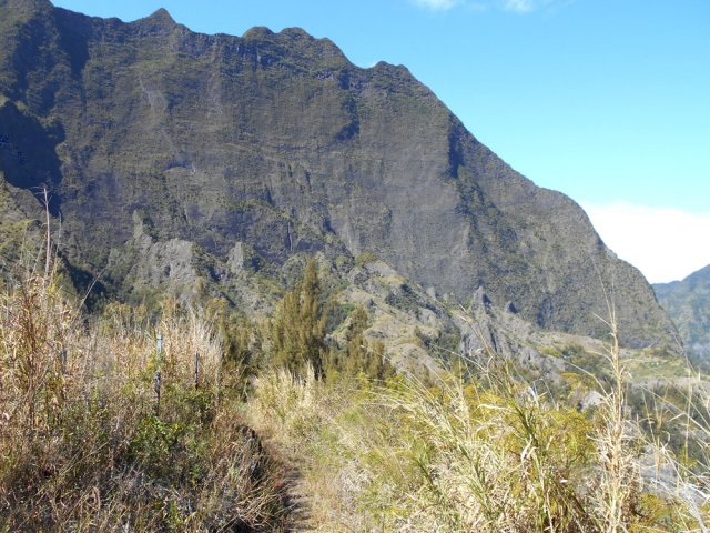 On frôle, en milieu de descente, une case entourée de cultures
