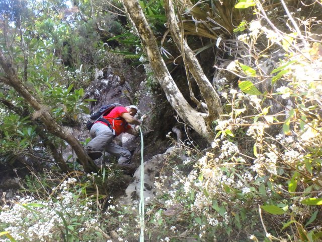 Une dizaine de mètres de corde peut rassurer au tout début de la descente