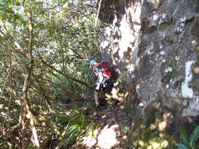 Nouvelle courte barre rocheuse avant de replonger