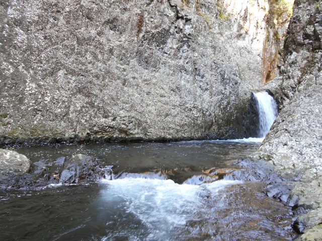 On parvient à un bassin alimenté par une courte chute