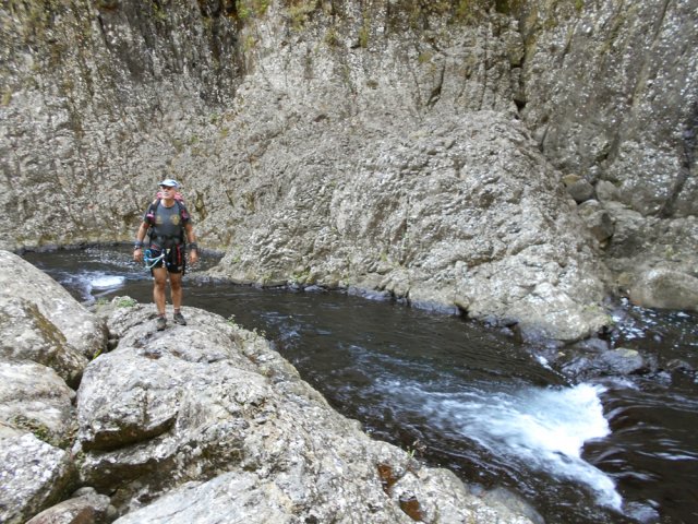 Petit coup d’œil dubitatif ou interrogateur sur la pente à remonter ?