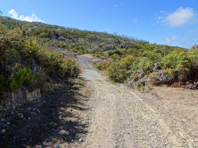 On est obligé d'emprunter la piste des 1800, le plus souvent caillouteuse