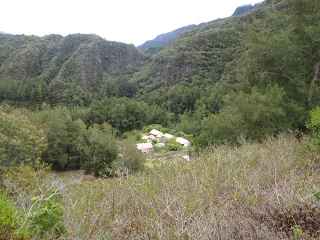 On domine l'îlet de Gravina depuis le sentier