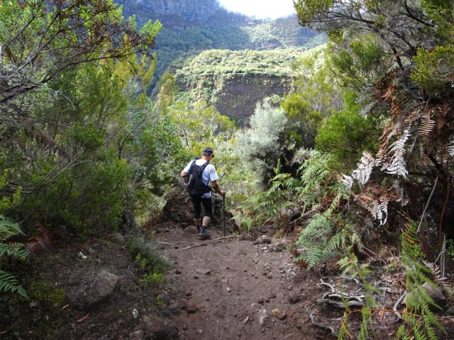 Le sentier est le plus souvent constitué de lacets