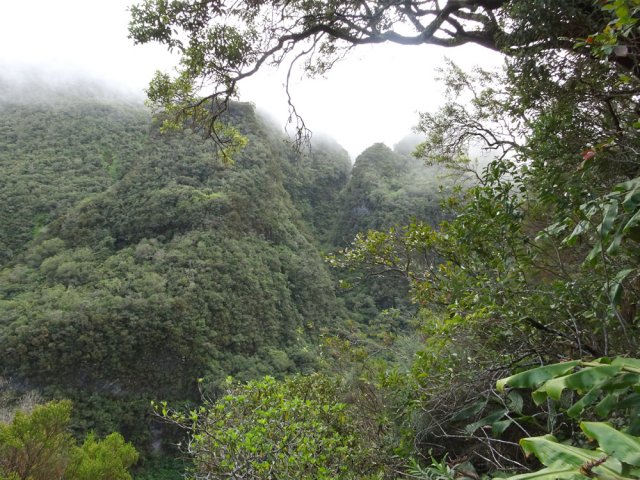 Vues en arrière vers le très découpé Plateau Mahot