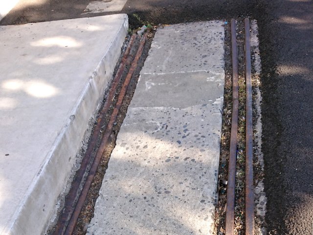 Rails encore en place au Port devant la maison des dockers