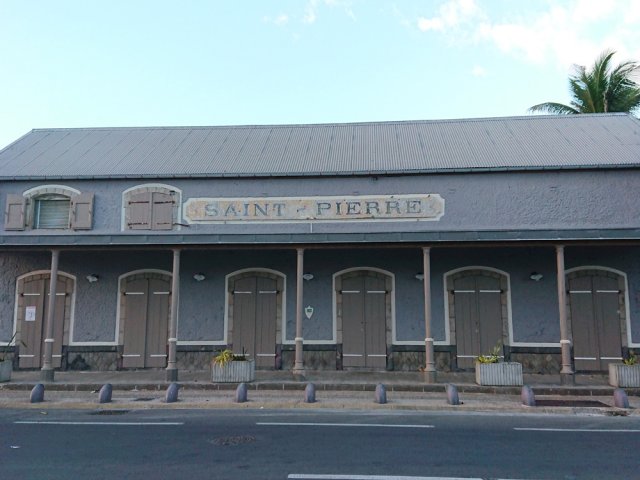 La gare de Saint-Pierre a changé de couleur et accueille des clients attablés
