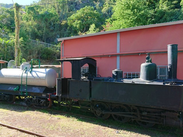 Locomotive Schneider et wagon citerne à l'arrêt à la Grande Chaloupe