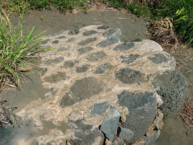 Morceau d'un mur de soutènement du pont ferroviaire de la Ravine Milla