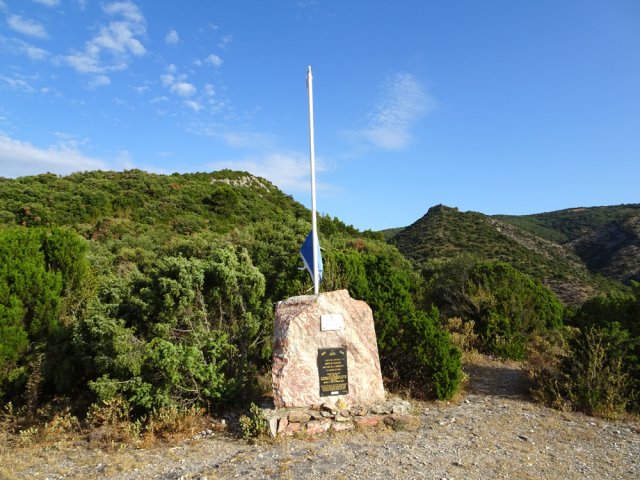 La stèle commémorative des combats de Trassanel