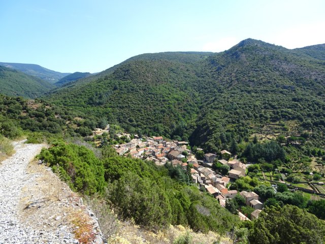 Le sentier, large et caillouteux, domine le village de Cabrespine