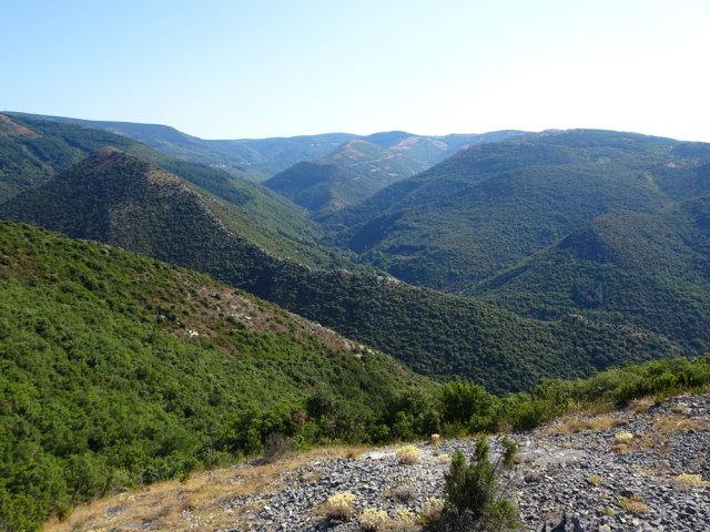 Panorama vers le Pic de Nore et ses fermes éoliennes