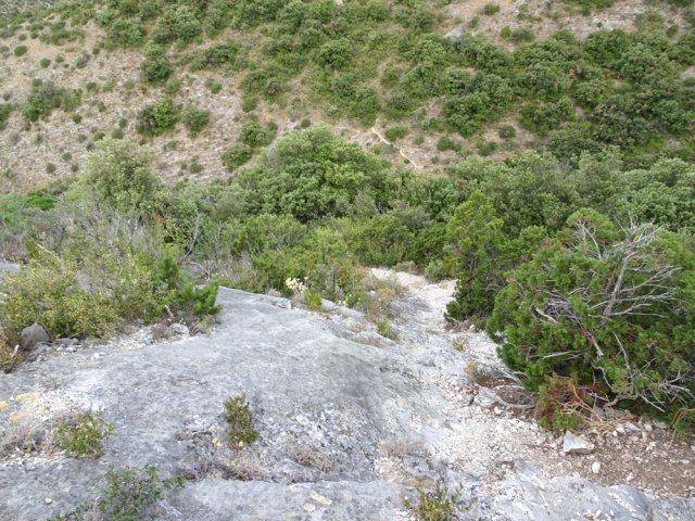 La descente glissante vers la grotte Caroluna