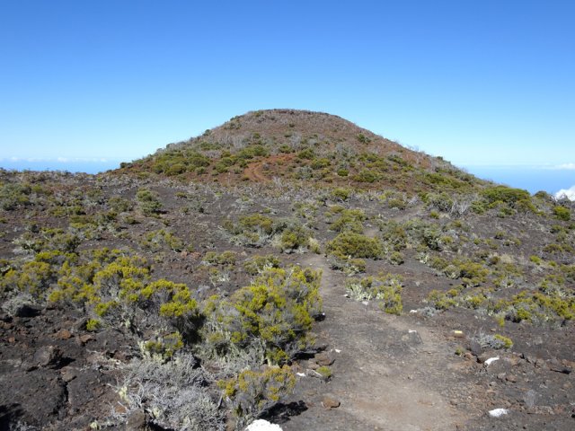 On laisse le Piton Rouge pour grimper vers le Petit Bénare