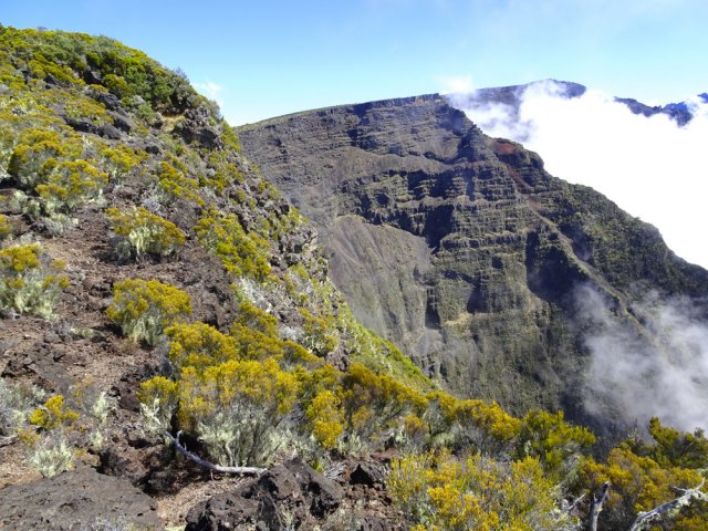 Les falaises, vierges de tout passage, affichent leurs dizaines de coulées