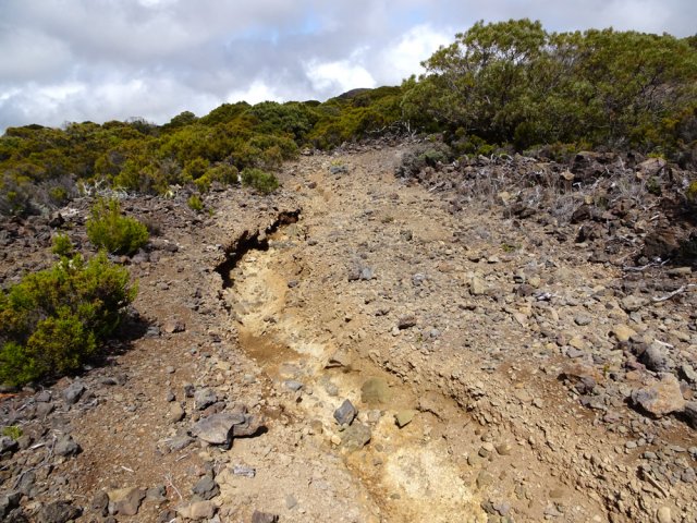 La piste DFCI est plus défoncée par l'eau que par les pompiers