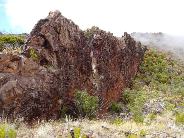 L'impressionnant dyke au pied du Piton Rouge
