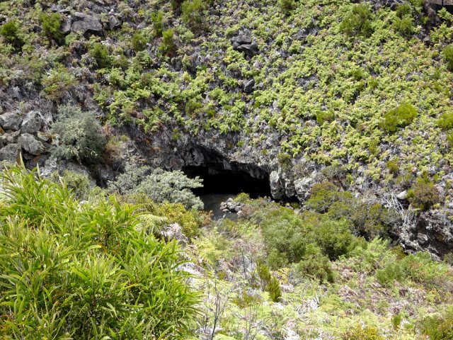 Nombreux bassins, cassés et grottes au fond de la Ravine de la Fontaine
