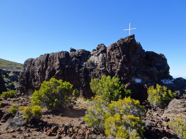 Le dyke basaltique surmonté de sa croix blanche