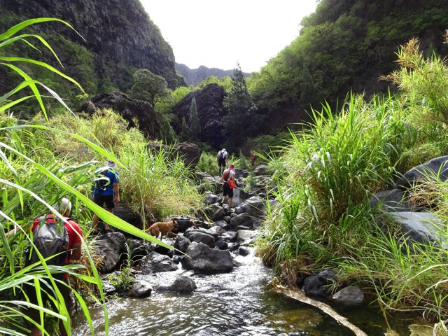 On peut également marcher sur les gros galets mouillés