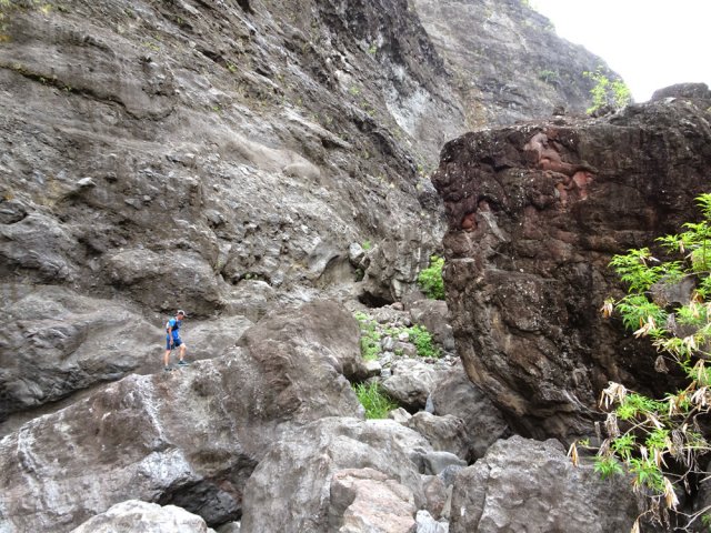 Le randonneur donne une idée de la hauteur des blocs à franchir