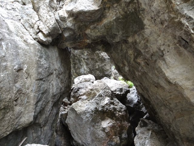 Une arche naturelle sous laquelle le passage est obligatoire
